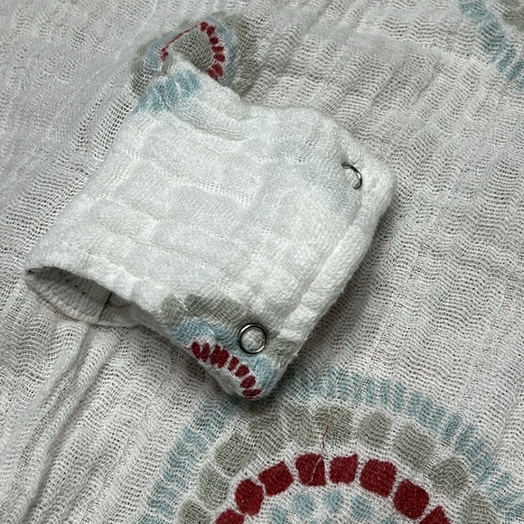 Aden + Anais muslin cover, snaps on car seat handle to drape over baby. - Picture 4 of 6